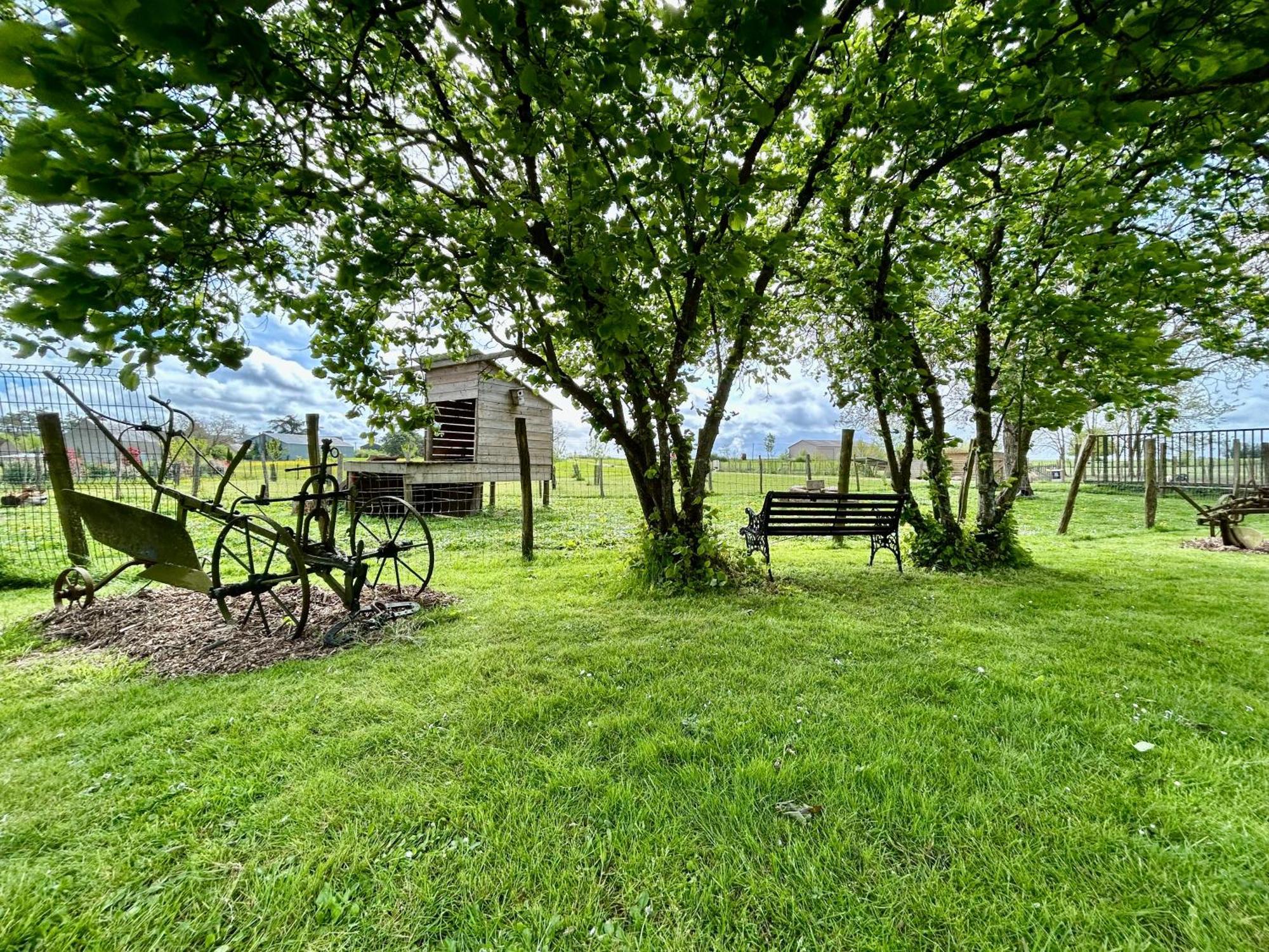 Mobilhome Sous Chalet En Bois A La Ferme Josnes Exterior photo